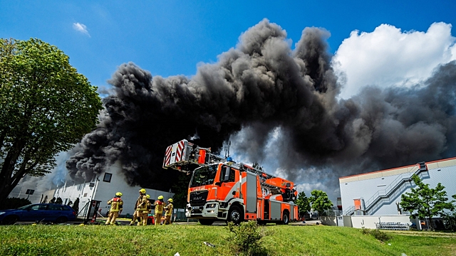 Названы опасные последствия пожара на заводе в Берлине