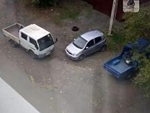 «Решил действовать неординарно»: видео с обычной парковки во дворе взорвало соцсети