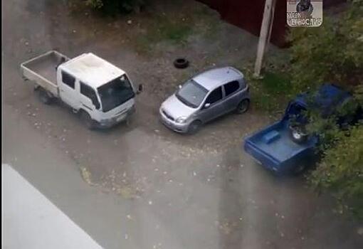 «Решил действовать неординарно»: видео с обычной парковки во дворе взорвало соцсети