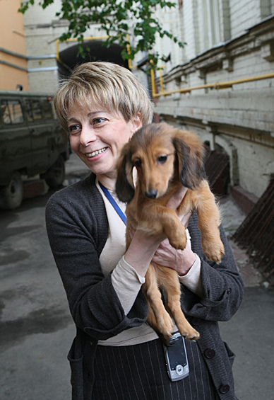 Елизавета Глинка с собакой у офиса фонда, 2009