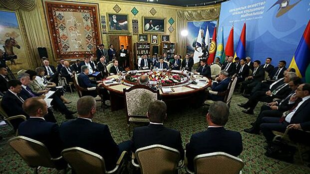 Медведев принял участие в церемонии гашения юбилейных марок ЕАЭС