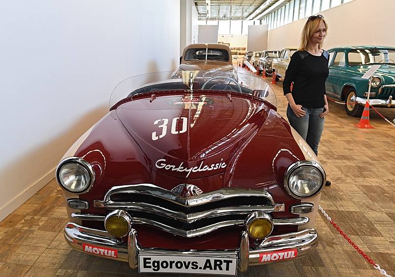 Посетитель у автомобиля «Победа-спорт» 1956 года выпуска на выставке-аукционе "Редкие автомобили"