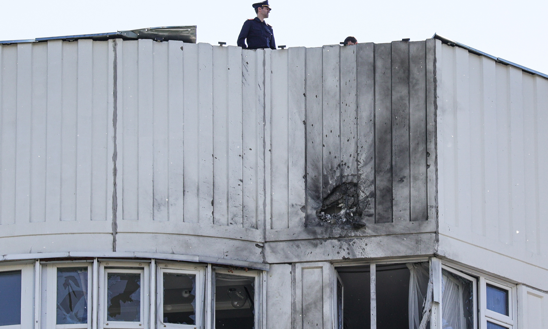 Как украина отреагировала на теракт в москве. Белый дом. Дом. Взрыв здания. Сбитые окна на фасадах зданий.