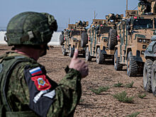 Российские военные приостановили сопровождение машин на трассе в Сирии