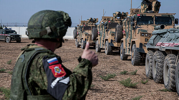 Российские военные приостановили сопровождение машин на трассе в Сирии