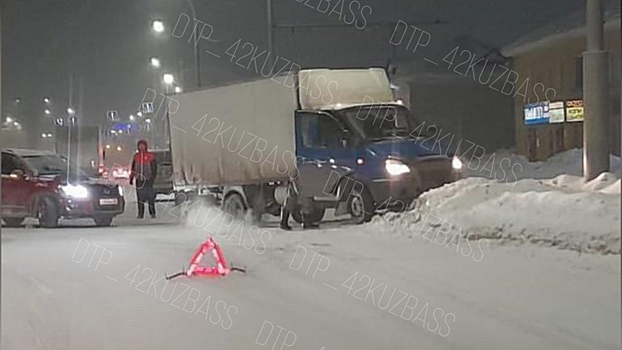 ДТП с грузовиком произошло на оживленном кемеровском проспекте