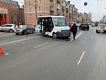 Омич выехал на встречку и влетел в пассажирский автобус