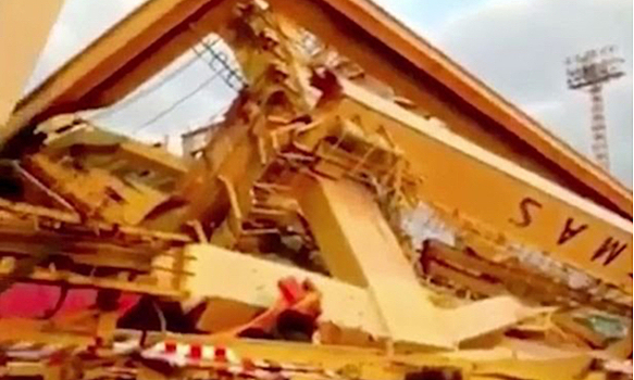 Гигантский контейнеровоз сносит портовый кран в Индонезии (видео с трёх ракурсов)