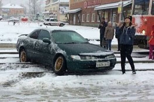 В сети обсуждают бийскую неунывающую автомобилистку