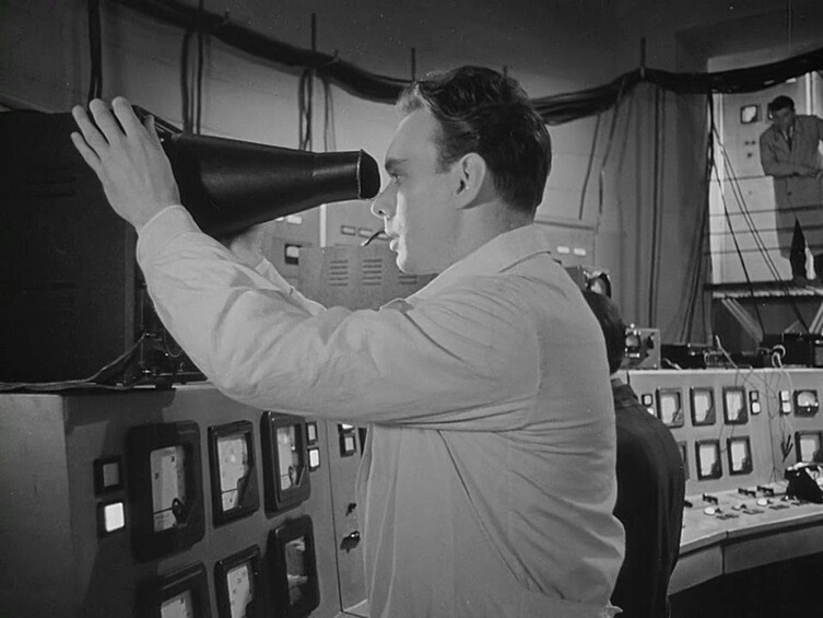 Программный фильм 60-х, "Девять дней одного года" (1961), стал по сути гимном физикам и вообще людям науки. Баталов сыграл самоотверженного физика-ядерщика, для которого нет ничего важнее работы, и ради этого он готов рискнуть жизнью.