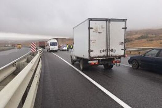 На Ставрополье из-за мокрой дороги грузовик врезался в отбойник