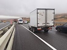 На Ставрополье из-за мокрой дороги грузовик врезался в отбойник