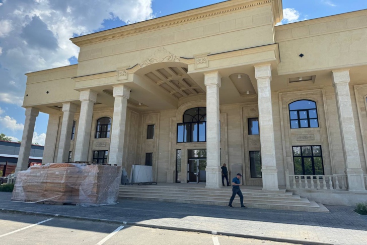 Армянский ресторан с колоннами построили на месте сгоревшей АГЗС в Новосибирске
