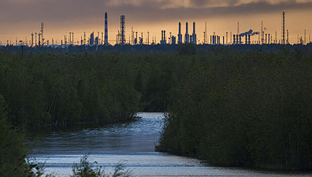 В Сургуте на реке нашли огромное нефтяное пятно