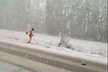 У российских коммунальщиков начался сезон борьбы со снегом газонокосилками