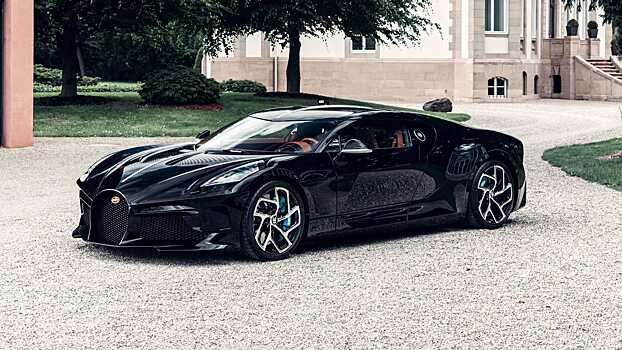 Единичный Bugatti La Voiture Noire поймали на доставке в Лондоне