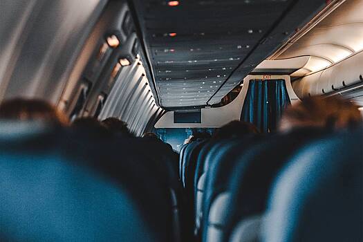 Пассажирка самолета сняла на видео спящего незнакомца и вызвала гнев в сети