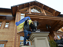 В ХМАО восстанавливают вывеску в цветах флага Украины