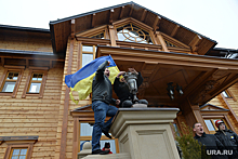 В ХМАО восстанавливают вывеску в цветах флага Украины