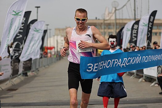 Более 350 атлетов приняли участие в забеге «Кросс в Петергофе»