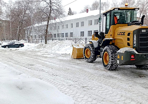 На борьбу со снегом: кто и как часто должен очищать город от последствий разгула стихии