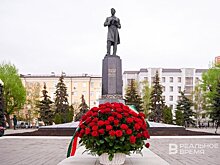 Рустам Минниханов возложил цветы к памятнику Габдулле Тукаю в Казани