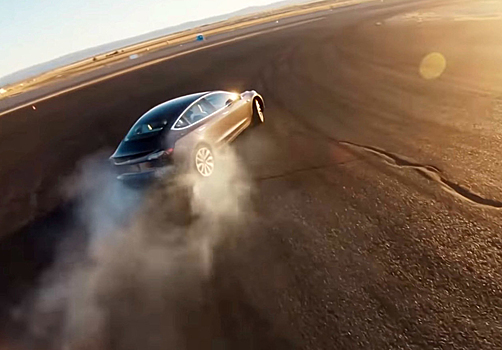 Водители начали отключать безопасный режим на электромобилях Tesla ради дрифта