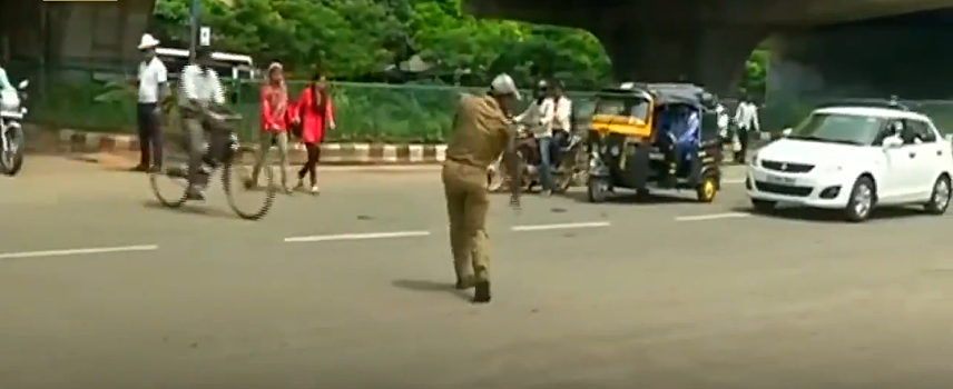 Индийский офицер контролирует дорожное движение танцем. Видео