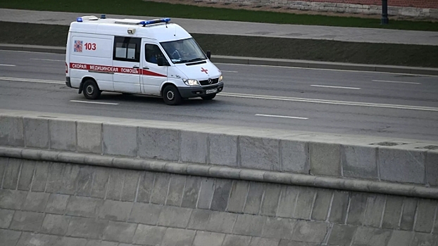 Машина скорой помощи перевернулась в Москве