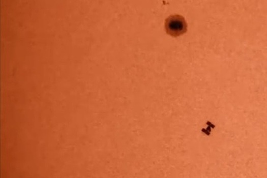 Россиянин снял пролет МКС по диску Солнца