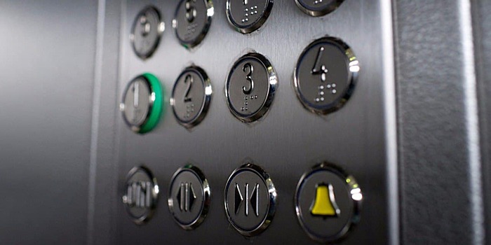 Более 200 лифтов заменили в жилых домах на севере Москвы с начала года