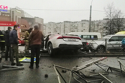 Протаранившего 13 машин в Петербурге водителя 104 раза наказывали за превышение скорости