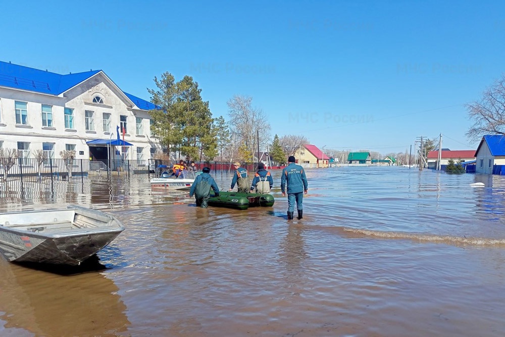 В оренбургском селе Краснохолм в зону подтопления попали более 1800 жителей