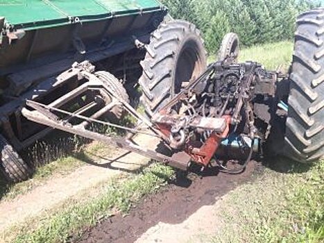 В Башкирии опрокинулся трактор