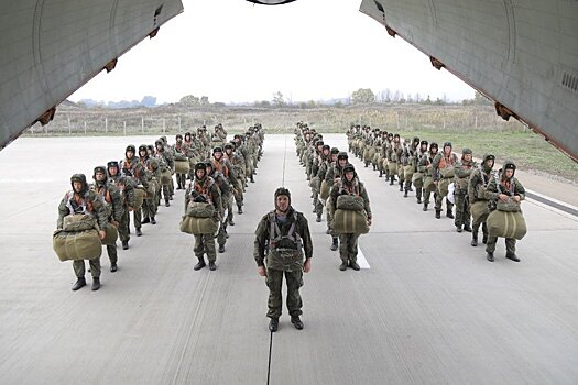 Около 500 курсантов десантировались в Рязанской области