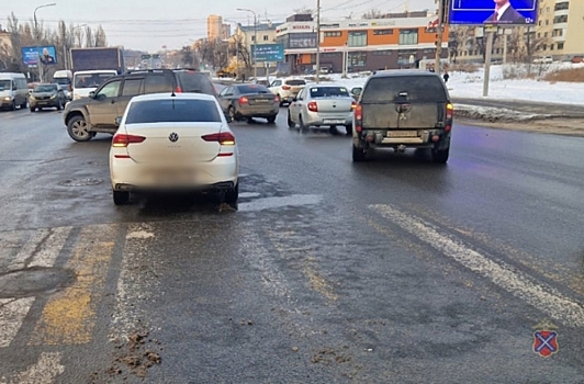 В Волгограде машина сбила подростка, переходившего на красный