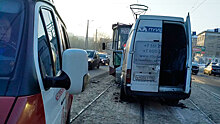 В Челябинске маршрутка врезалась в трамвай