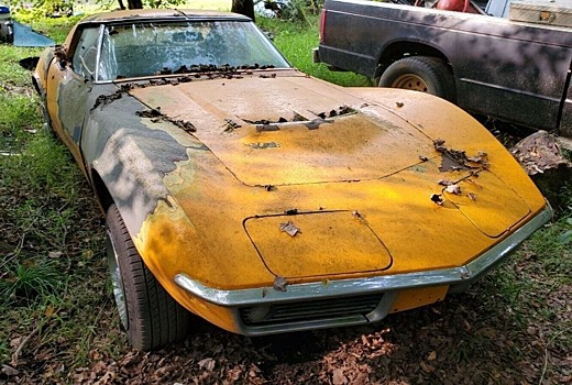 Лимитированный Chevrolet Corvette бросили гнить в лесу