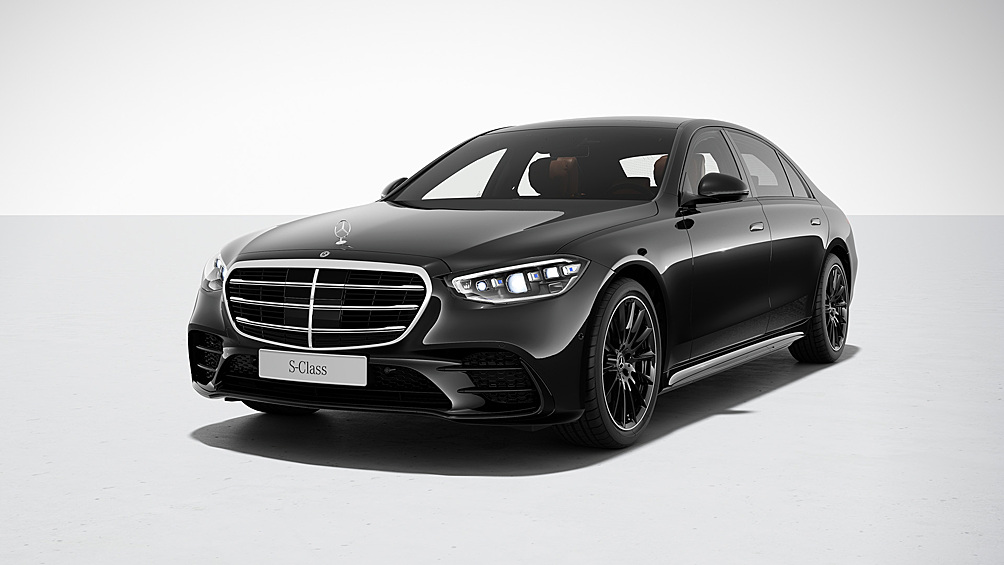 Для планового рестайлинга Mercedes-Benz S-Class время ещё не пришло, но к 2025 модельному году седан немного обновили. Новая мультимедиа MBUX обзавелась ChatGPT, а фирменный автопилот Drive Pilot усовершенствовали до третьего уровня автономности с возможностью на скорости до 95 км/ч ехать без контроля человека, но только на некоторых дорогах.
