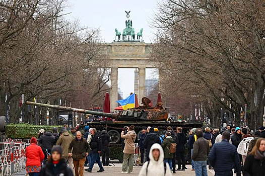 В центре Берлина установили подбитый российский танк