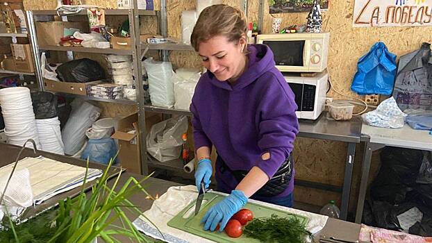 Москвичи свои выходные проводят у солдатской плиты