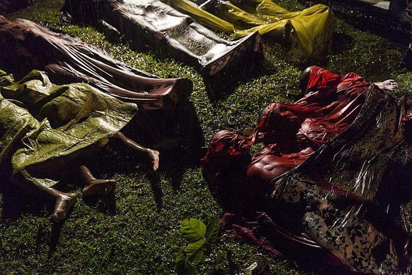 Тела погибших беженцев рохинджа, пытавшихся выехать из Мьянмы. Из 100 человек, которые были на борту судна, выжили только 17. Категория «Главные новости»