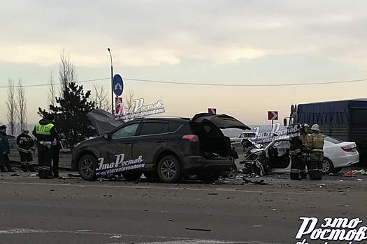 Под Ростовом столкнулись три автомобиля Toyota: пострадали два водителя