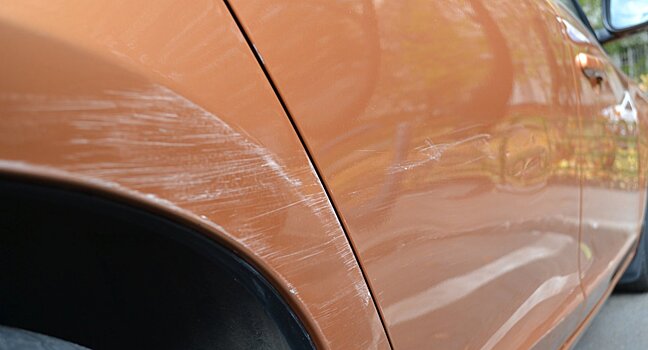 Водитель поцарапал чужую машину и уехал — что грозит?