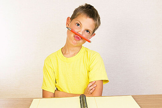 Стоматолог Васильева: ручки и карандаши могут вызвать смещение зубов у детей