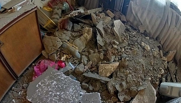 В квартире россиянки рухнул потолок