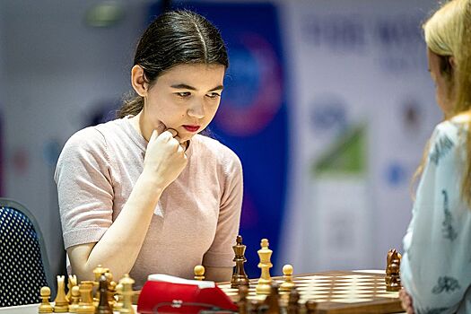 Королева рапида Александра Горячкина ведет погоню за лидером в блице