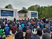 В Казани проходит чтение намаза перед закладкой камня Соборной мечети