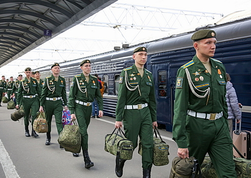 Парадные расчеты, представлявшие Военно-космическую академию на военном параде 9 мая на Красной площади, вернулись в Санкт-Петербург