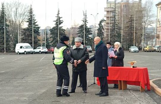 Губернатор Липецкой области Игорь Артамонов вручил ключи от новых автомобилей инспекторам ДПС
